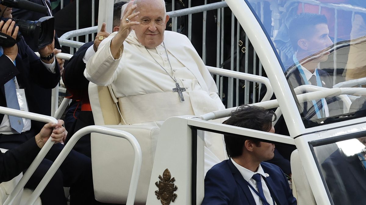 Ve válce na Ukrajině hrají roli také zájmy zbrojařů, řekl veřejně papež František